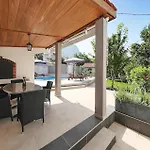 Stunning Home In Bast 度假居 *