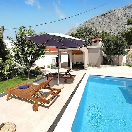 Stunning Home In Bast 度假居 *
