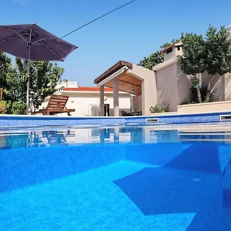 Stunning In Feriehus Bast