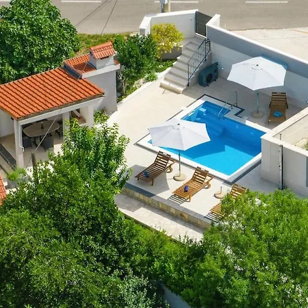 Feriehus Stunning In Bast