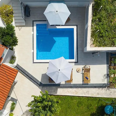 Feriehus Stunning In Bast